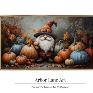 Peut inclure: Une peinture fantaisiste d'un gnome avec un chapeau rouge et une barbe blanche debout parmi une collection de citrouilles. Les citrouilles sont de différentes nuances d'orange et de bleu, et certaines sont décorées de feuilles d'automne.