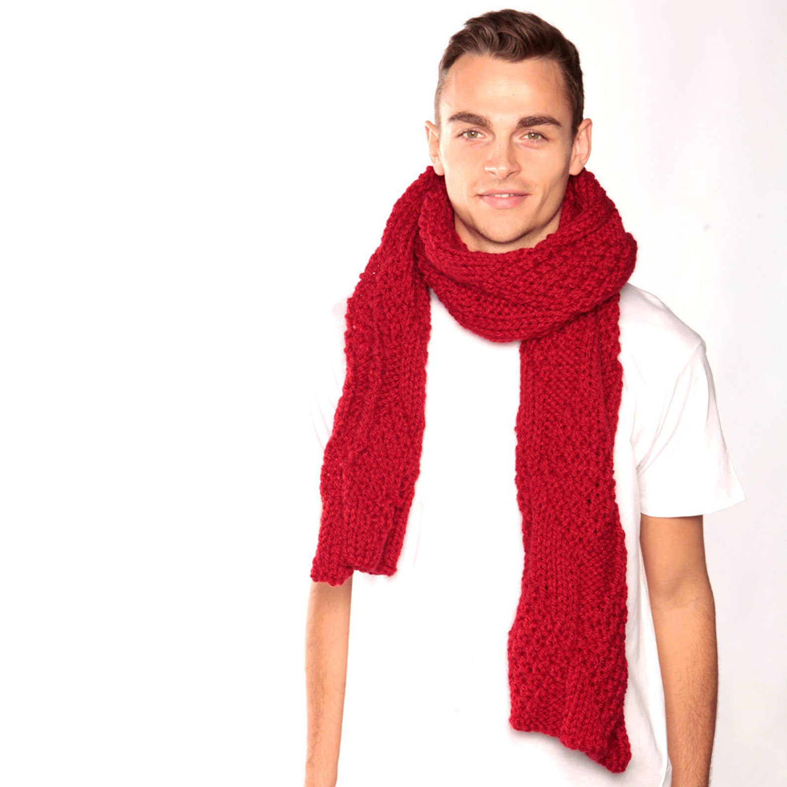 С красным шарфом род. Красный вязаный шарф. Красный шарф мужской. Красный вязаный шарф мужской. Зимний шарф красный.