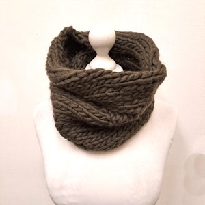 Chunky Knit Wool cowl, Infinity scarf, Winter tube scarf image 9