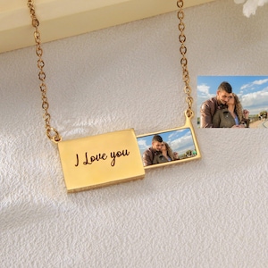 Collar con medallón de sobre personalizado • Medallón con foto familiar • Collar con nombre grabado • Collar con sobre de oro grabado • Collar de dama de honor