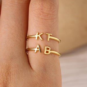 Anillo personalizado de dos letras • Anillo dorado con dos iniciales • Anillo con letra personalizada • Anillos de pareja • Joyería minimalista para mamá • Regalo único para ella