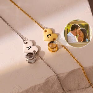 Pulsera de proyección con dijes de corazón personalizados • Pulsera personalizada con foto de corazón • Pulsera con letra inicial • Joyería minimalista con foto conmemorativa