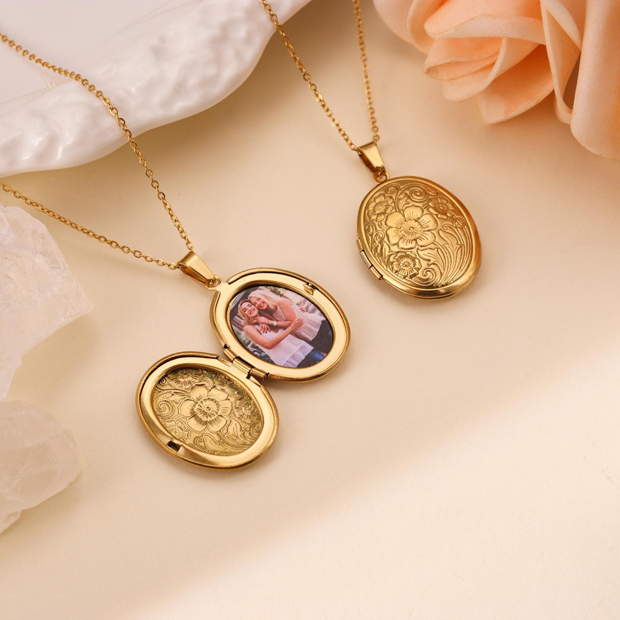 vintage LOCKET pendant 750刻印　K18 XRCXBLSC Vintage 18K Gold Engraved Flower Empaistic Photo Locket