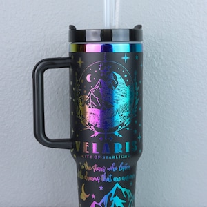Gobelet 40 oz ACOTAR Velaris | Amateur de livres fantastiques |  Gravure au laser | Tasse holographique arc-en-ciel | Le tribunal d'épines et de roses