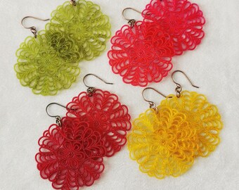 Coloridos pendientes de filigrana Lucite vintage, pendientes ligeros de declaración, joyas vintage, pendientes de discos grandes, regalos de cumpleaños para ella