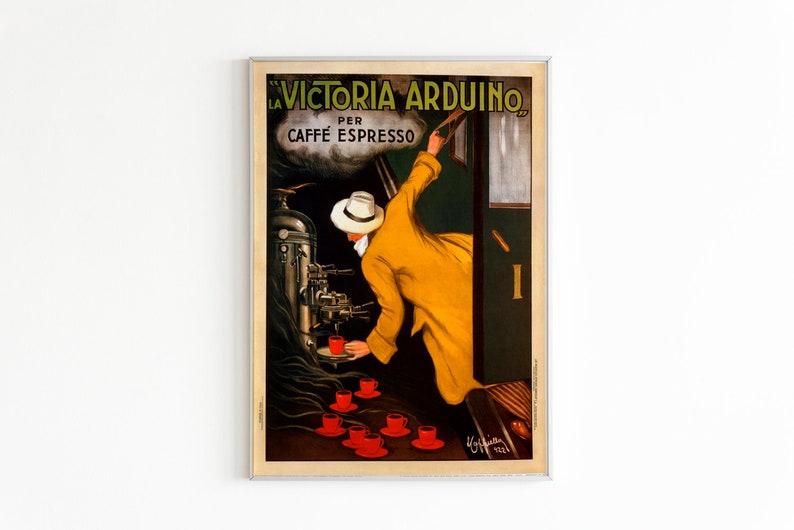 Puede incluir: P&oacute;ster enmarcado vintage que anuncia el espresso "La Victoria Arduino". La obra de arte presenta a un hombre con abrigo amarillo y sombrero blanco, sirviendo espresso de una m&aacute;quina. Tazas rojas est&aacute;n dispuestas frente a la m&aacute;quina. El p&oacute;ster tiene un estilo vintage.