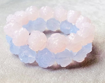 Seltenes Vintage Lucite geschnitztes pastell roseblaues Perlenarmband, stapelbare Armbänder, zarte Armbänder, Jubiläumsgeschenk für sie, Geschenk für Mama