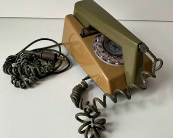 Altes grünes Telefon mit Wählscheibe