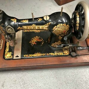 Máquina de coser manual Jones Reina Alexandra imagen 1