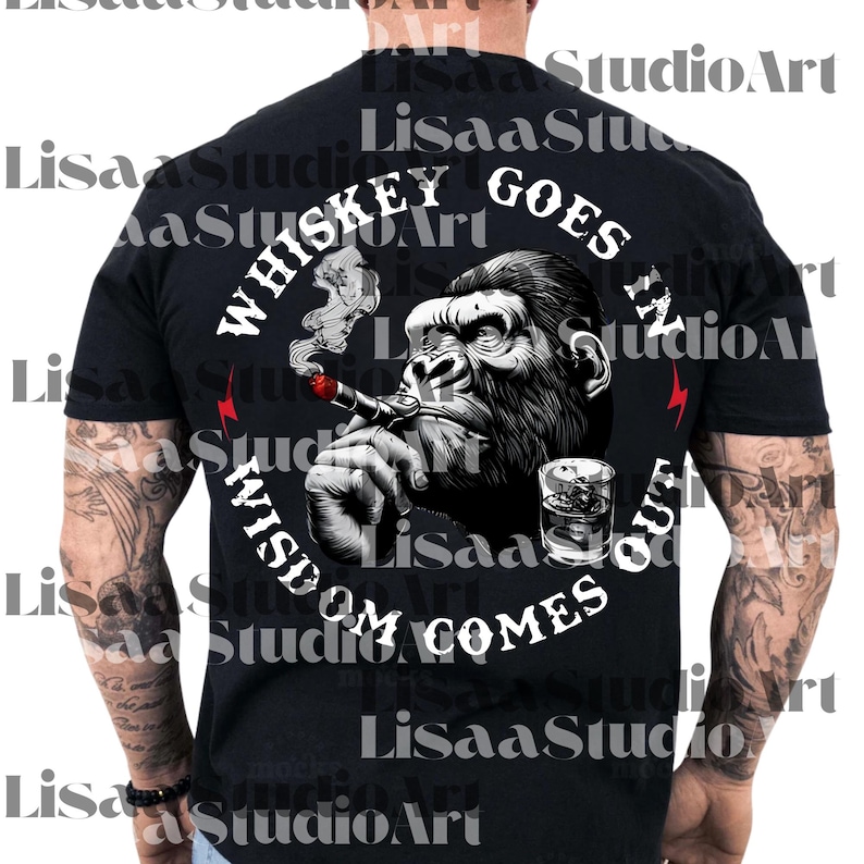 Op de afbeelding: Zwart t-shirt met een illustratie van een gorilla die een sigaar rookt en een glas whisky vasthoudt. De tekst luidt "Whiskey Goes In, Wisdom Comes Out". Rode bliksemgraphics zijn aanwezig. Een cool ontwerp voor een casual look.