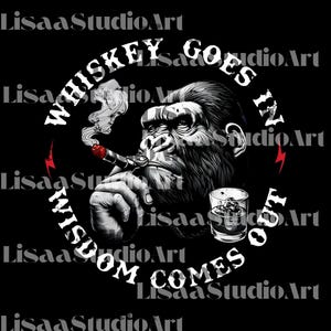 Op de afbeelding: Zwart-wit grafische afbeelding met een gorilla die een sigaar rookt en een glas whisky. De tekst luidt "Whiskey Goes In, Wisdom Comes Out". Rode bliksemaccenten. LisaaStudioArt is rond de rand gedrukt.