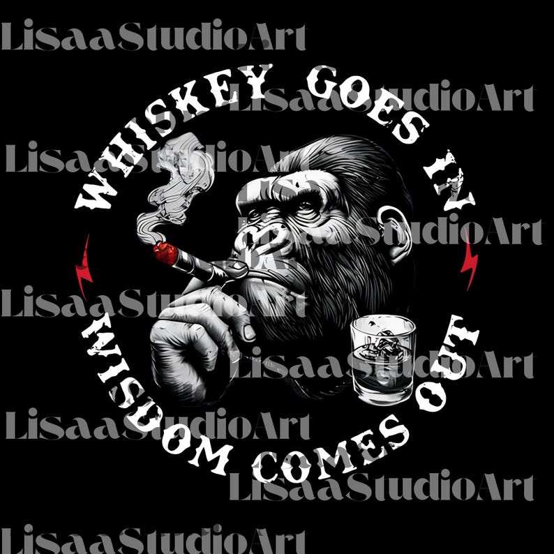 Op de afbeelding: Zwart-wit grafische afbeelding met een gorilla die een sigaar rookt en een glas whisky. De tekst luidt "Whiskey Goes In, Wisdom Comes Out". Rode bliksemaccenten. LisaaStudioArt is rond de rand gedrukt.