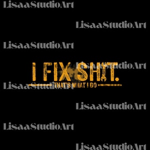 Puede incluir: Fondo negro con el texto "I FIX SHIT. THAT'S WHAT I DO" en una fuente naranja desgastada. La frase incluye un gráfico de llave inglesa. Las palabras "LisaaStudioArt" se repiten en blanco.