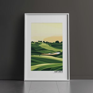 Peut inclure: Une impression encadrée d'une illustration stylisée d'un terrain de golf avec des collines verdoyantes et un petit étang. L'impression est intitulée "Quietlands" et est dans un cadre blanc.