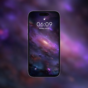 Może przedstawiać: Smartfon wyświetla tapetę z galaktyką w odcieniach fioletu, błękitu i bieli. Ekran blokady pokazuje godzinę 06:09 i datę niedziela, 09 czerwca, z ikoną kłódki u góry.