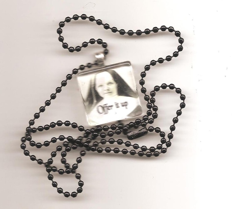 Offer It UP Nun Advice Glass Pendant on Black Ball Chain afbeelding 2