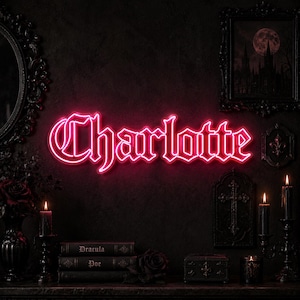 Peut inclure: Une enseigne au néon rose vif affiche le nom "Charlotte" dans une police gothique. L'enseigne est placée sur un fond sombre, orné de décorations gothiques telles que des bougies, des livres et une image encadrée d'un château sous la pleine lune. L'ambiance est gothique et mystérieuse.