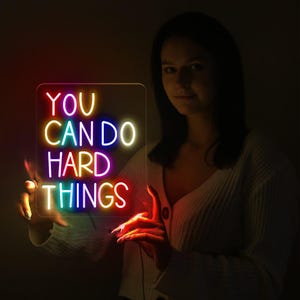Neonowe znaki „You Can Do Hard Things”, pozytywne afirmacje, neonowe ściany dla dzieci, nastawienie na rozwój, wystrój klasy, pozytywna klasa, prezenty edukacyjne