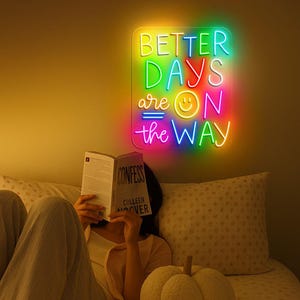 Neonowe znaki dekoracyjne Better Days Are On The Road, boho hippie neonowy znak, neon zdrowia psychicznego, neon pozytywnej inspiracji, neon afirmacji dla dzieci