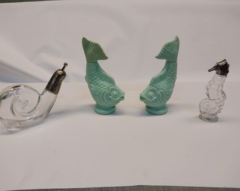 grünes Glas Koi-Fisch, Schnecke. Seepferdchen, Meer-Fantasie-Flasche, Miniatur-Delphin und Meeresschatz-Muschel. Einige sind teilweise voll. Einige sind leer.