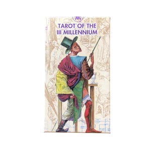 Könnte beinhalten: Ein Tarotkartenspiel mit dem Titel "Tarot of the III Millennium" mit einer Illustration einer Person in Renaissance-Kleidung. Die Figur trägt einen grünen Hut, ein blaues Oberteil und rot-gelbe drapierte Kleidungsstücke und hält einen Stab.