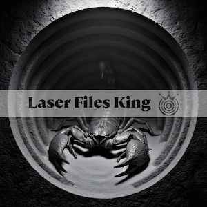 Puede incluir: Imagen en blanco y negro de un escorpi&oacute;n dentro de una estructura circular. El texto "Laser Files King" se muestra en la imagen, con un logotipo de corona y diana. El escorpi&oacute;n, con pinzas detalladas, es el foco.