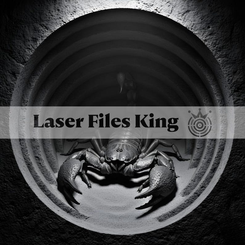Puede incluir: Imagen en blanco y negro de un escorpi&oacute;n dentro de una estructura circular. El texto "Laser Files King" se muestra en la imagen, con un logotipo de corona y diana. El escorpi&oacute;n, con pinzas detalladas, es el foco.