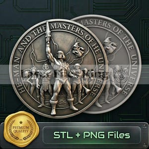 Könnte beinhalten: Eine kreisförmige, silberfarbene Medaille mit einem Relief von He-Man und anderen Charakteren aus The Masters of the Universe. Der Text HE-MAN AND THE MASTERS OF THE UNIVERSE ist am Rand eingeprägt. Enthält ein goldenes Qualitätssiegel.