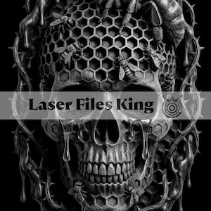Op de afbeelding: Zwart-wit illustratie van een schedel met een honingraatpatroon en bijen. De schedel heeft druipende honing en is omgeven door doornige wijnranken. De tekst "Laser Files King" staat in het midden.