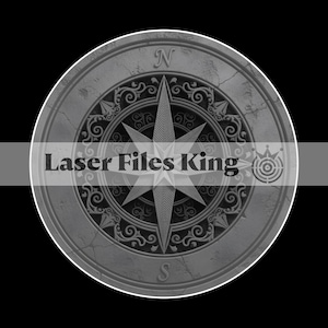 Może przedstawiać: Szary wzór kompasu z tekstem "Laser Files King" pośrodku. Kompas ma gwiazdę pośrodku, otoczoną ozdobnymi zawijasami i literami "N" i "S". Projekt jest na czarnym tle.