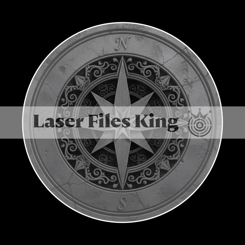 Op de afbeelding: Een grijswaarden kompasontwerp met de tekst "Laser Files King" in het midden. Het kompas heeft een ster in het midden, omringd door sierlijke krullen en de letters "N" en "S". Het ontwerp staat tegen een zwarte achtergrond.
