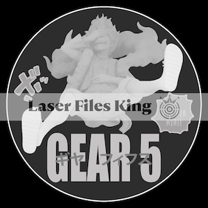 Puede incluir: Gráfico circular en escala de grises que presenta un personaje de la serie de anime One Piece en una pose dinámica. El texto "Laser Files King" y "GEAR 5" se muestran de forma destacada, junto con caracteres japoneses. También es visible un logotipo de diana.
