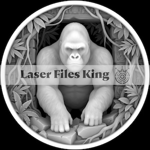 Peut inclure: Une sculpture en relief circulaire grise repr&eacute;sentant un gorille &eacute;mergeant d'une arche en pierre entour&eacute;e de vignes et de feuilles de jungle. Le texte Laser Files King est centr&eacute; avec une ic&ocirc;ne de couronne et de cible &agrave; sa droite.