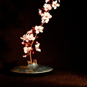 Ikebana-lensvaas: lapis lazuli antiek blauw patina op gefabriceerde koperen vaas