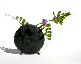 Round vases - black patina