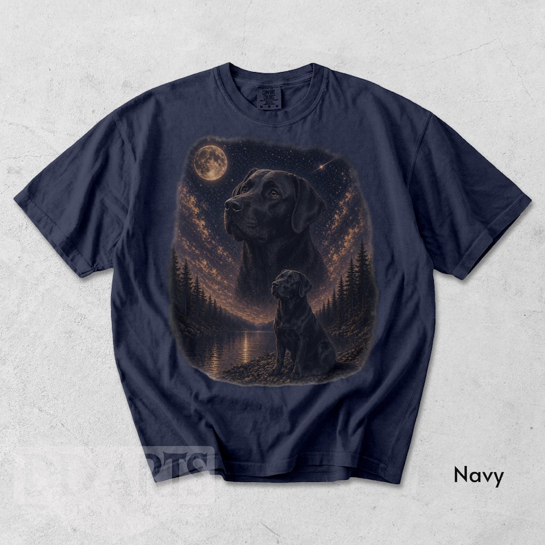 Puede incluir: Camiseta azul marino con una ilustraci&oacute;n detallada de un Labrador Retriever negro bajo un cielo estrellado con luna llena. El dise&ntilde;o incluye un perro m&aacute;s grande y un cachorro m&aacute;s peque&ntilde;o, con un lago y &aacute;rboles en el fondo. La palabra "Navy" est&aacute; impresa en la parte inferior.