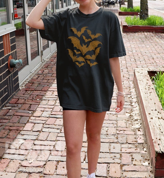 Halloween Shirt With Bats, Bats T-shirt, Halloween Sweatshirt, Vintage Halloween T-shirt, Trendy Fall T, Cute Halloween Top, Retro Bats Tee
