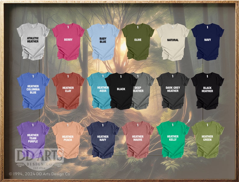 Op de afbeelding: Een display van 18 verschillende gekleurde T-shirts met verschillende heather en effen kleuren. De T-shirts hebben verschillende tekst erop gedrukt, waaronder "Athletic Heather", "Berry", "Baby Blue", "Olive", "Natural", "Navy", "Heather Columbia Blue", "Heather Clay", "Heather Aqua", "Deep Heather", "Dark Grey Heather", "Black Heather", "Heather Team Purple", "Heather Peach", "Heather Navy", "Heather Mauve", "Heather Kelly", en "Heather Green".
