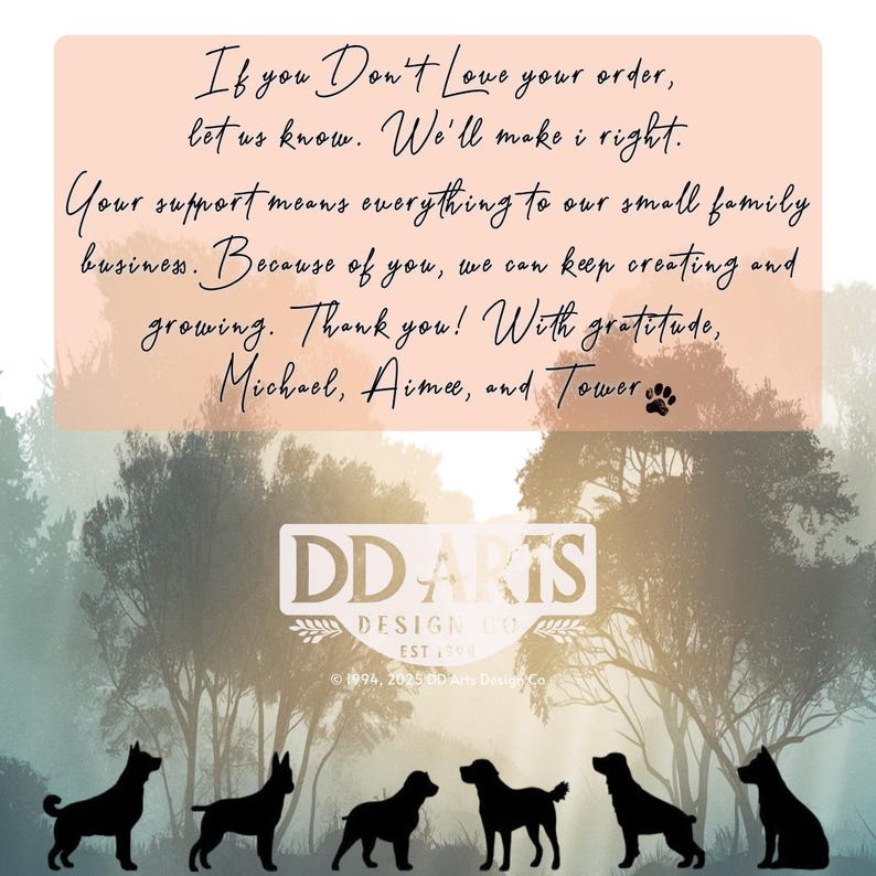 Puede incluir: Impresi&oacute;n art&iacute;stica digital con una escena de bosque brumoso y siluetas de perros. El texto dice: "Si no te gusta tu pedido, h&aacute;znoslo saber. Lo solucionaremos." y "DD ARTS DESIGN CO EST 1994".