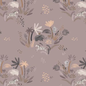 以下が含まれることがあります： 薄い紫色の背景に、グレー、ブラウン、ホワイトのゼブラ、カバ、コアラが描かれた、幻想的なジャングルのシームレスパターン。スタイリッシュなヤシの木、葉、抽象的な形が含まれています。