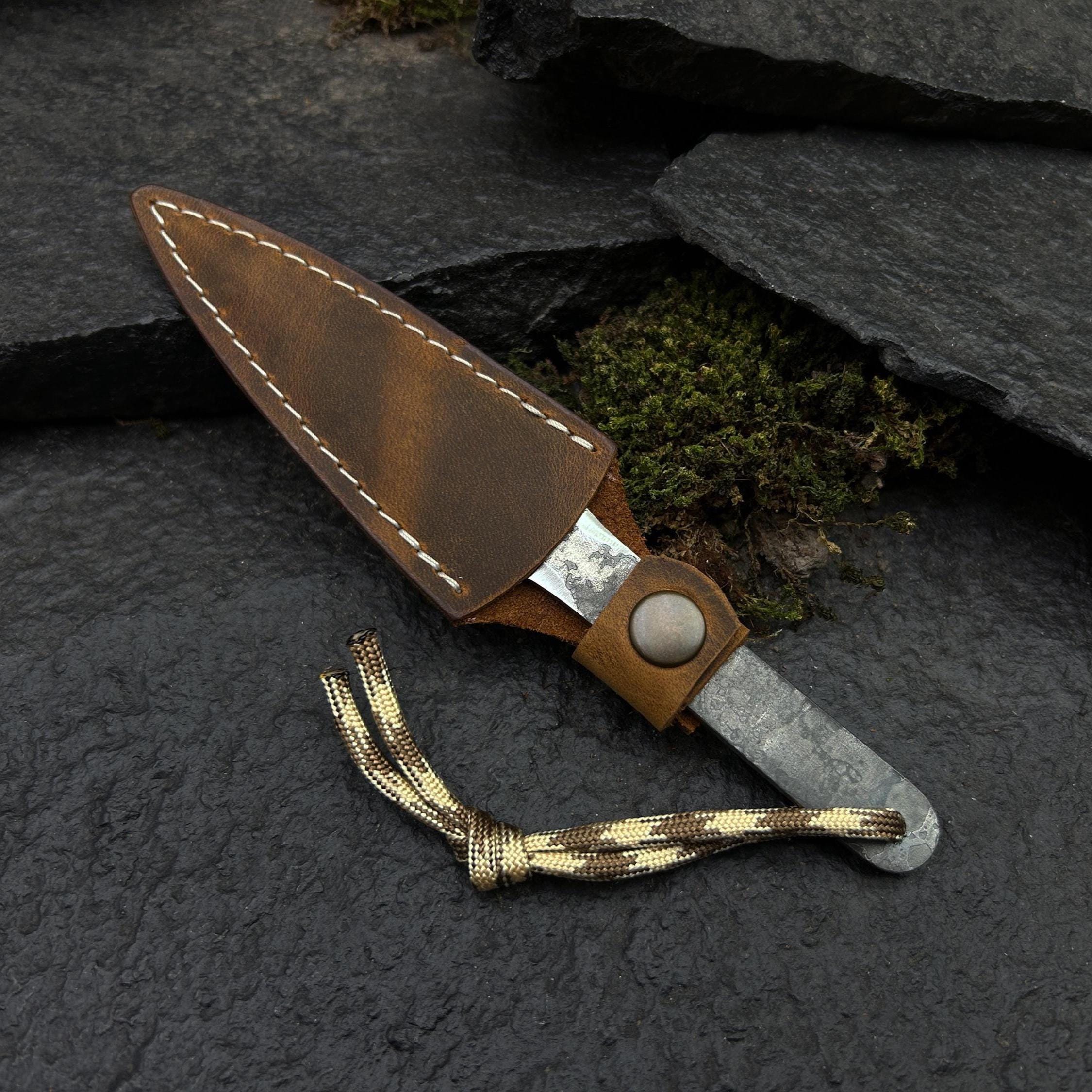 Ręcznie kuty nóż do rzucania ze stali 52100: rękojeść z paracordu