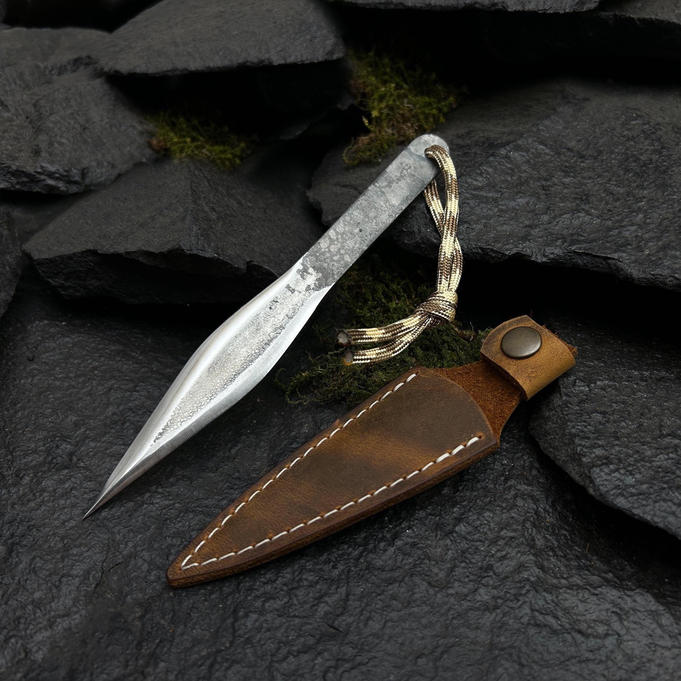 ハンドメイド‼️ワンオフ‼️ Ręcznie kuty nóż do rzucania ze stali 52100: rękojeść z paracordu