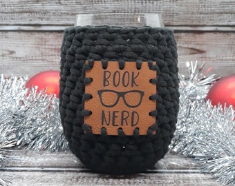 Verre à vin sans pied au crochet Cosy en noir avec patch en cuir végétalien Book Nerd