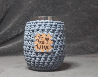 But First Wine Crochet Stemless Wine Glass Cosy en bleu avec un patch en liège