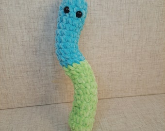 Peluche en forme de ver gommeux bleu et vert au crochet