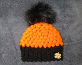 Chapeau de bébé au crochet orange vif et noir avec pom pom en fausse fourrure noire et bouton Jack o Lantern