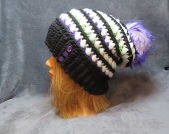 Chapeau de bonnet au crochet inspiré de Bettlejuice pour dames avec pom pom détachable violet et blanc