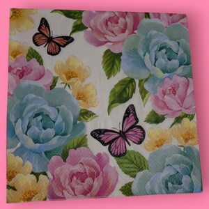 Papieren servetten, set van 4, met roze, gele en blauwe rozen en roze vlinders voor decoupage