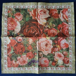 Lot de 4 serviettes en papier avec roses à servir