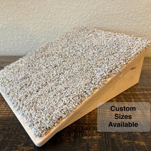 Huisdierenhelling voor honden of katten.  Gemaakt van hout met tapijtinleg. Aangepaste formaten beschikbaar